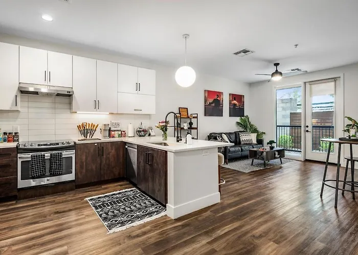 Escape To Luxurious & Modern 1 Bedroom Town Apartment